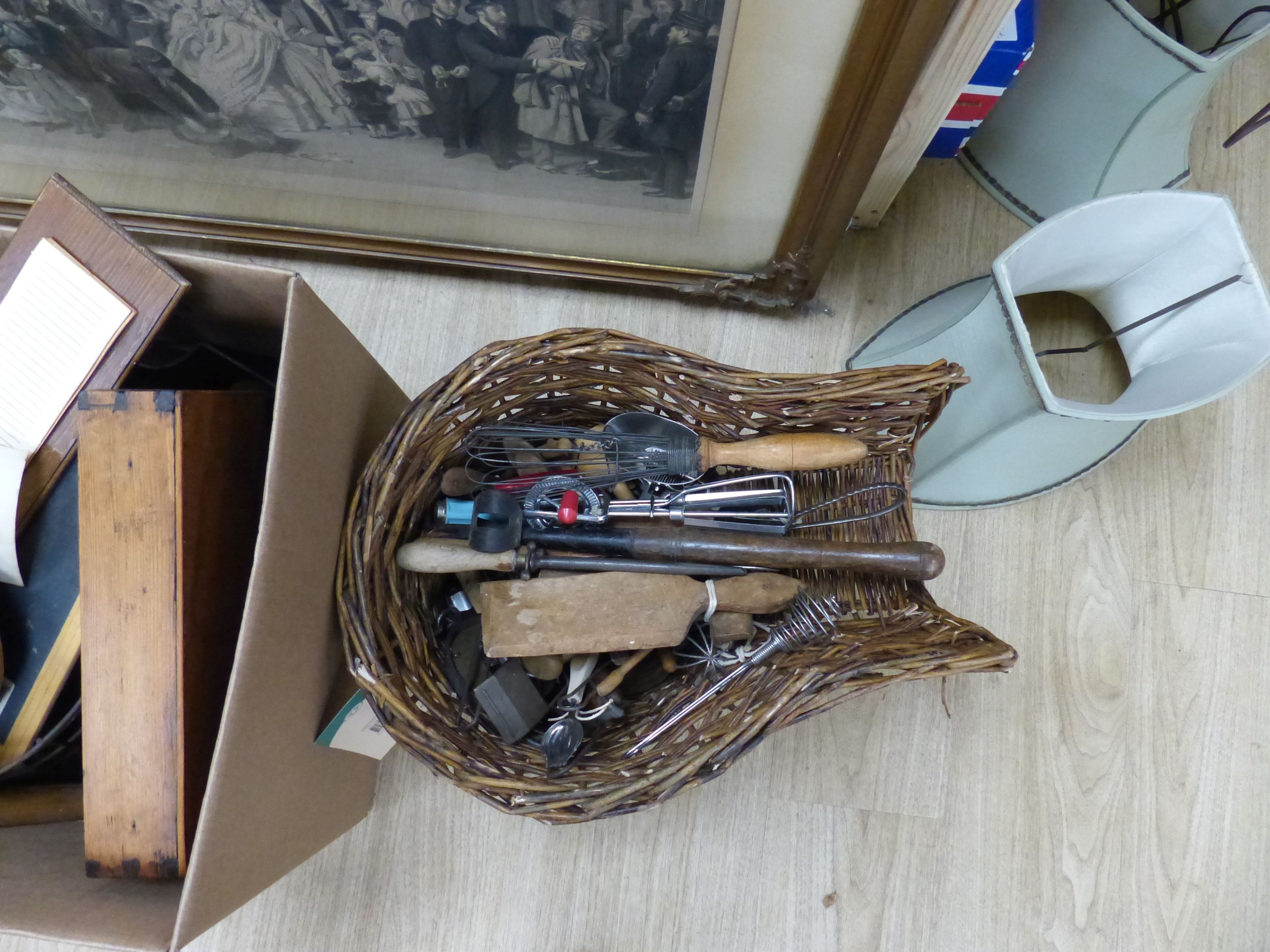 A quantity of mixed kitchenalia and other collectibles